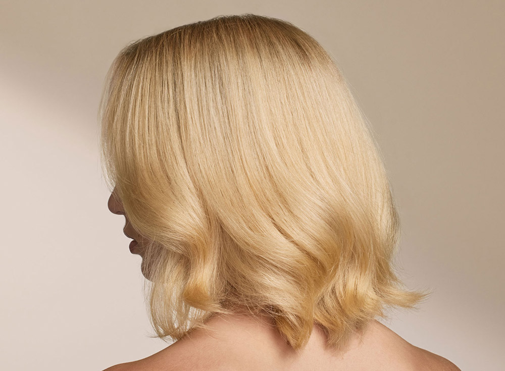 Blonde Frisur schulterlang